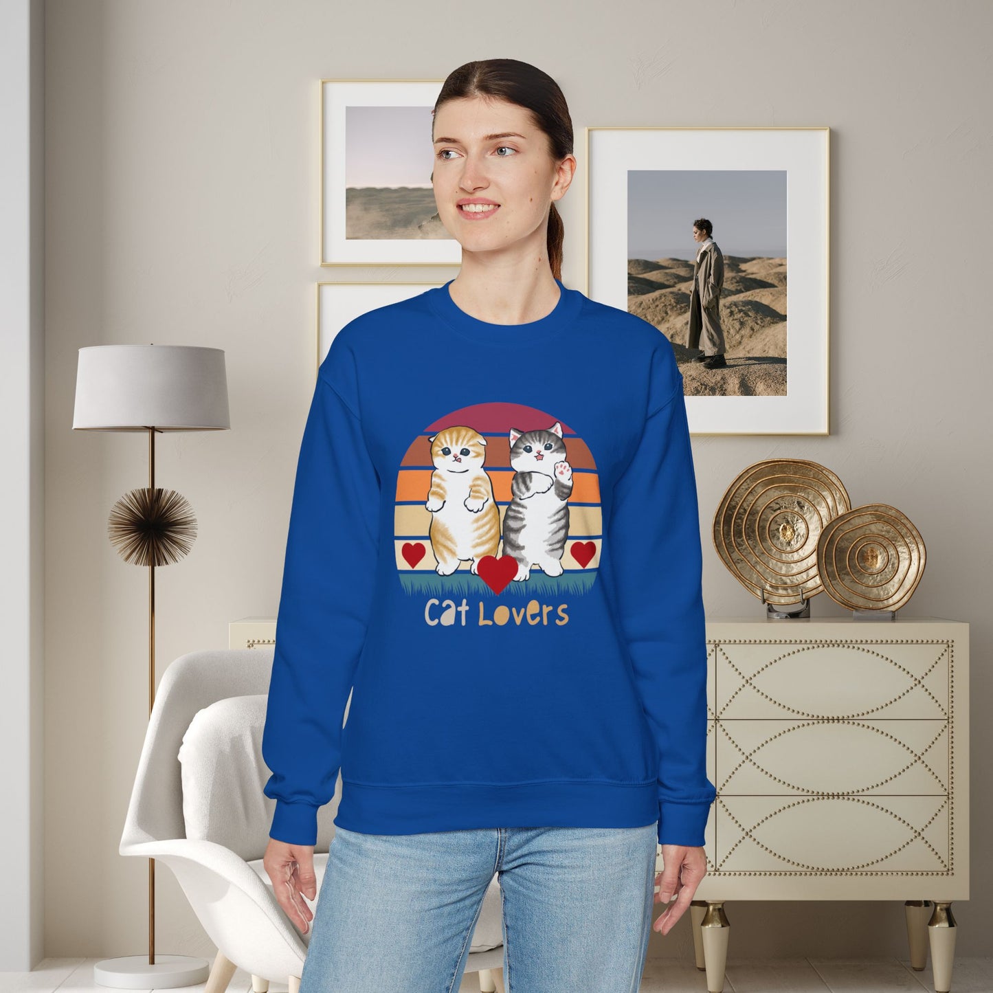 Beautiful retro design for all the Cat Lovers out there in a Unisex Heavy Blend™ Crewneck Sweatshirt.